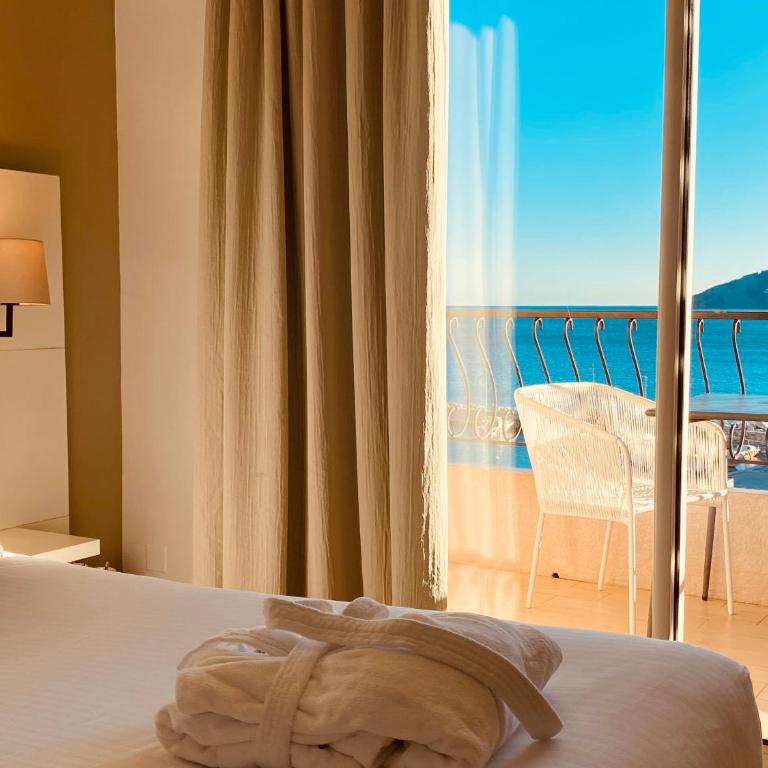Best Western Plus La Corniche - Chambre Lit Queen-Size Supérieure avec Balcon - Vue sur Mer - Non-Fumeurs - 1