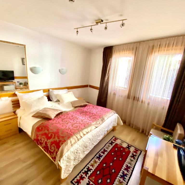Hotel Berr - Dvokrevetna Soba sa Bračnim Krevetom - 1