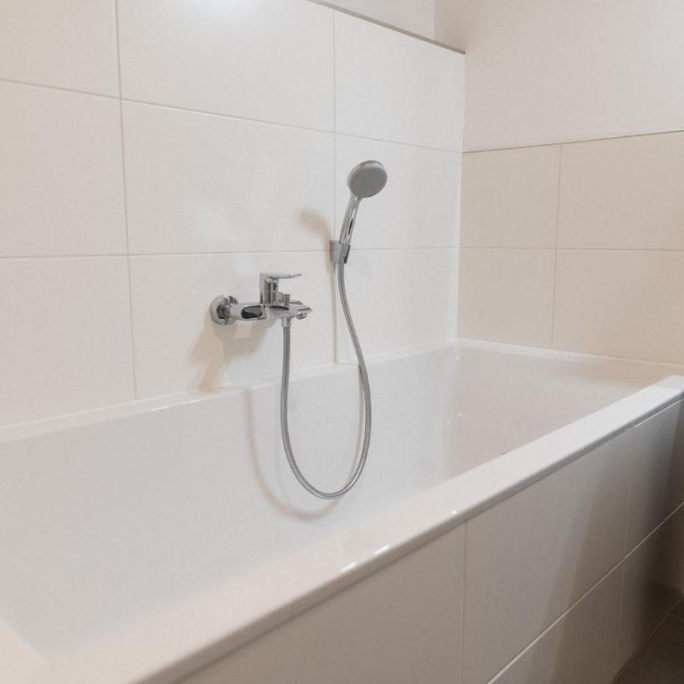 Ferienwohnung Bergsonne mit Sonnenbalkon und Tiefgaragen Parkplatz - Apartment mit 1 Schlafzimmer - 3