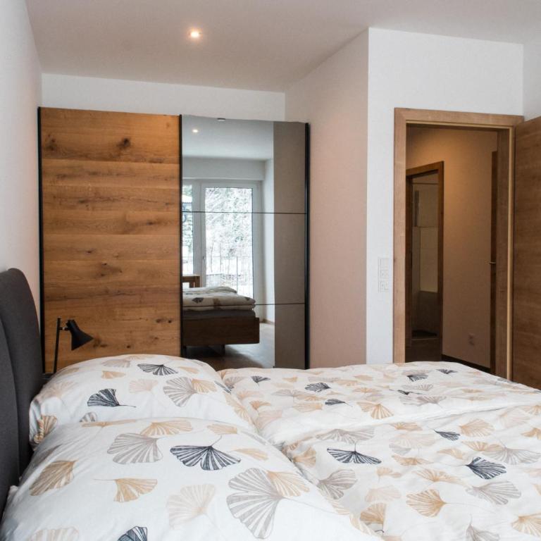 Ferienwohnung Bergsonne mit Sonnenbalkon und Tiefgaragen Parkplatz - Apartment mit 1 Schlafzimmer - 1