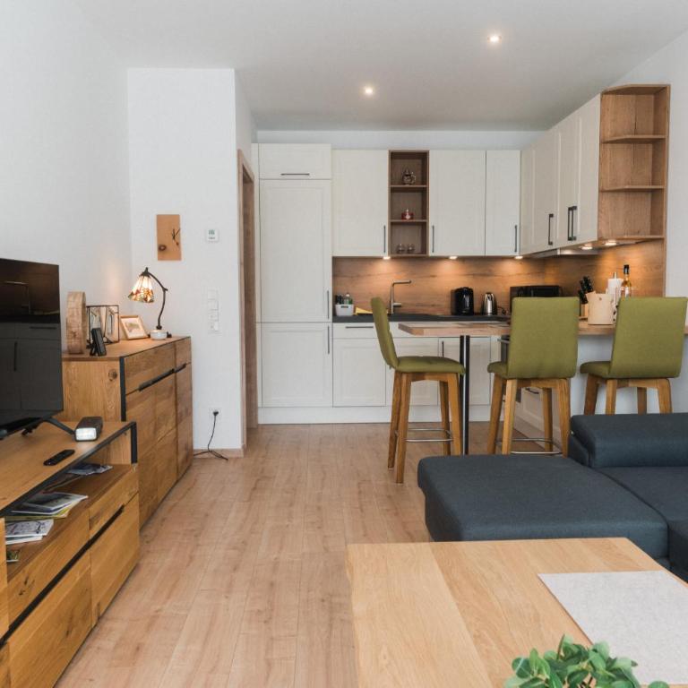 Ferienwohnung Bergsonne mit Sonnenbalkon und Tiefgaragen Parkplatz - Apartment mit 1 Schlafzimmer - 17