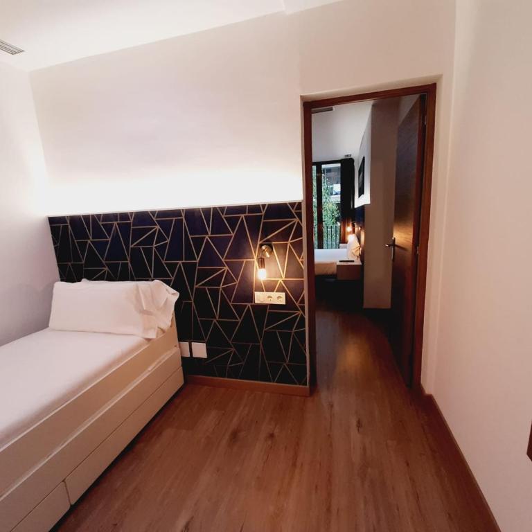 Hostal Laia by gaiarooms - Family Room - 3
