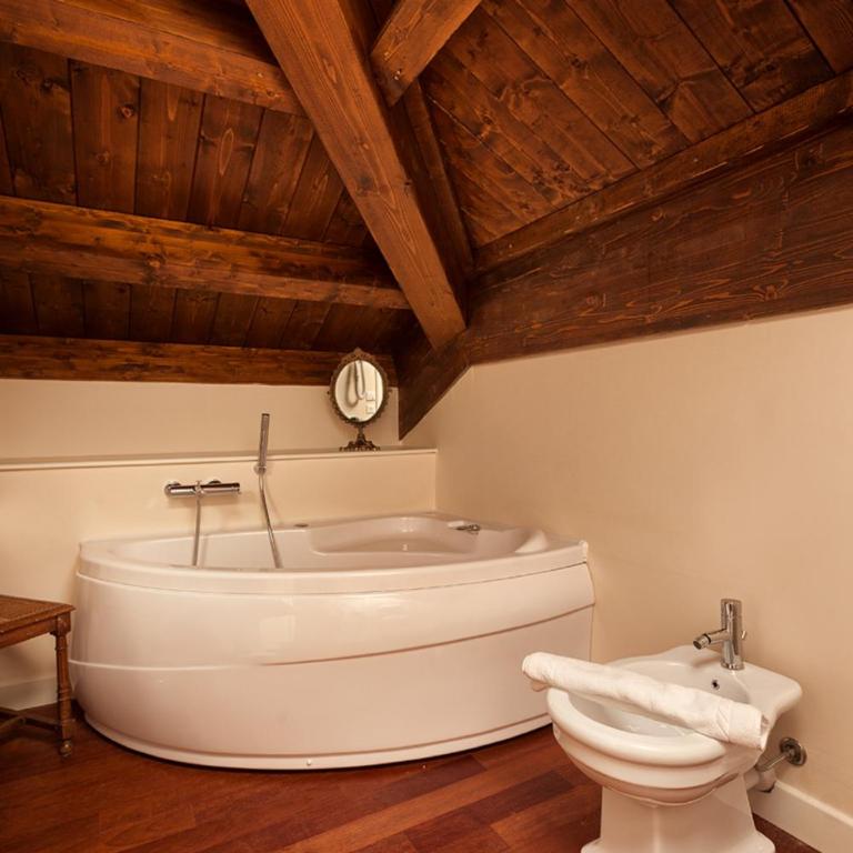 B&B Principessa di Savoia - Camera Matrimoniale con Vasca Idromassaggio - 4