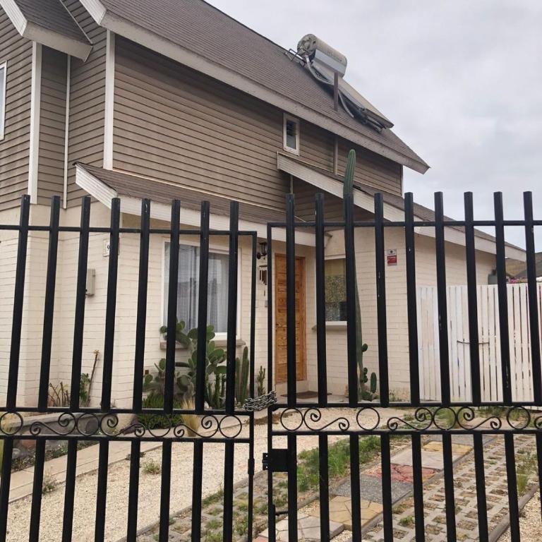 Comoda y amplia casa en sector residencial - Three-Bedroom House - 12