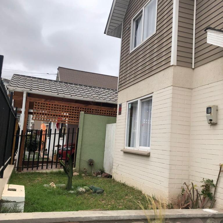 Comoda y amplia casa en sector residencial - Three-Bedroom House - 14