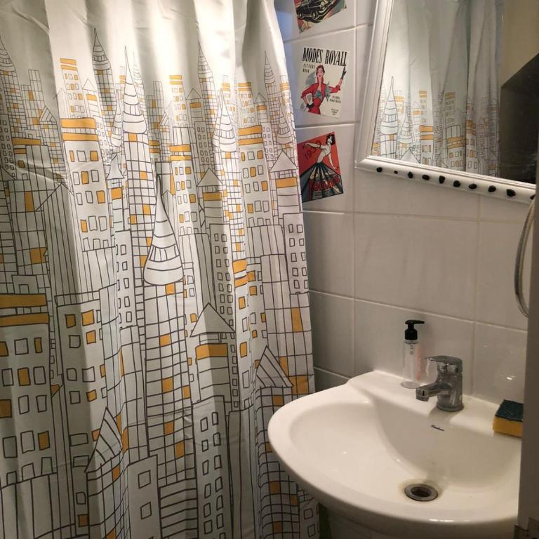 Comoda y amplia casa en sector residencial - Three-Bedroom House - 20