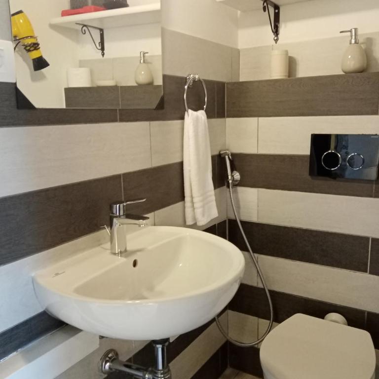 Einaudi 56 Guest House - Appartamento con 1 Camera da Letto - 8