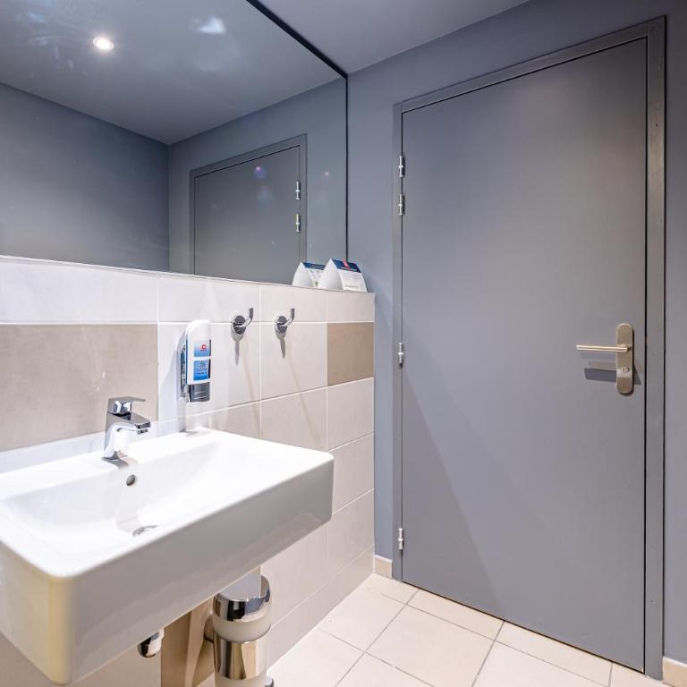 MEININGER Hotel Bordeaux Gare Saint-Jean - Chambre avec 5 Lits - 5