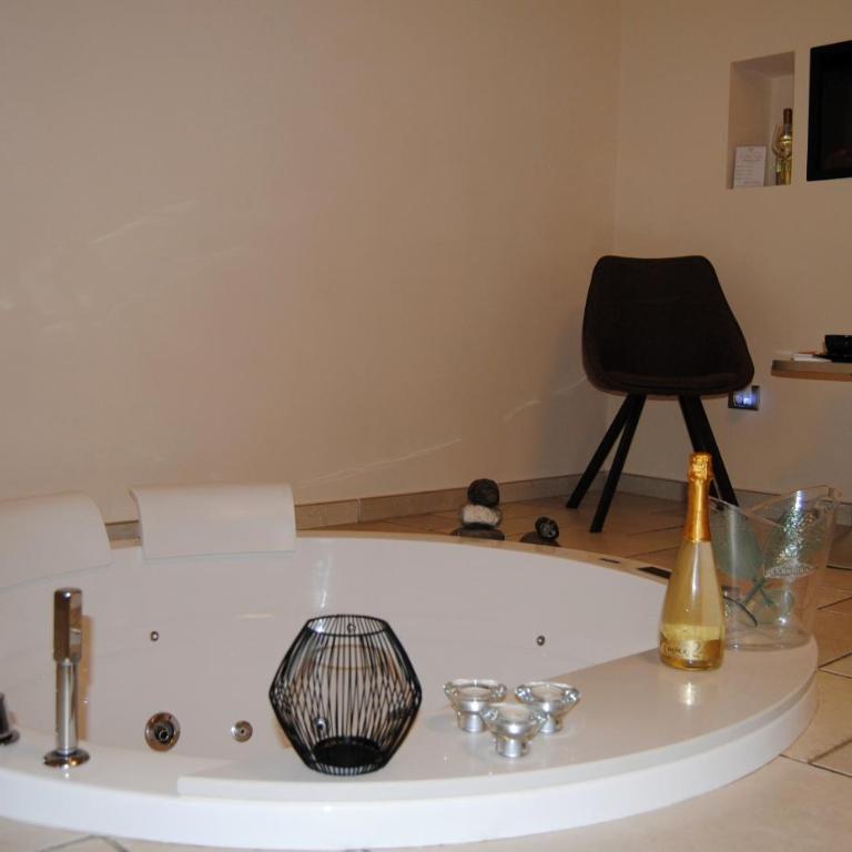 Lux Suite - Suite with Hot Tub - 20