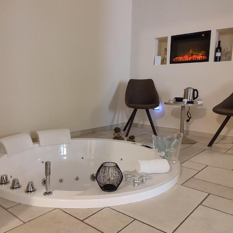 Lux Suite - Suite with Hot Tub - 13