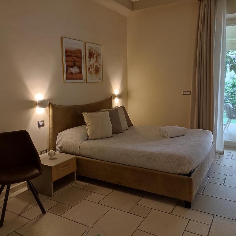 Lux Suite - Suite with Hot Tub - 14