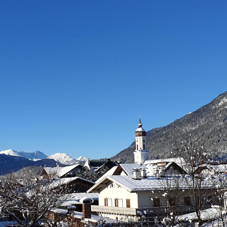 Bunter Hirsch Ferienwohnung im Garmischer Zentrum - Apartment mit 2 Schlafzimmern - 2