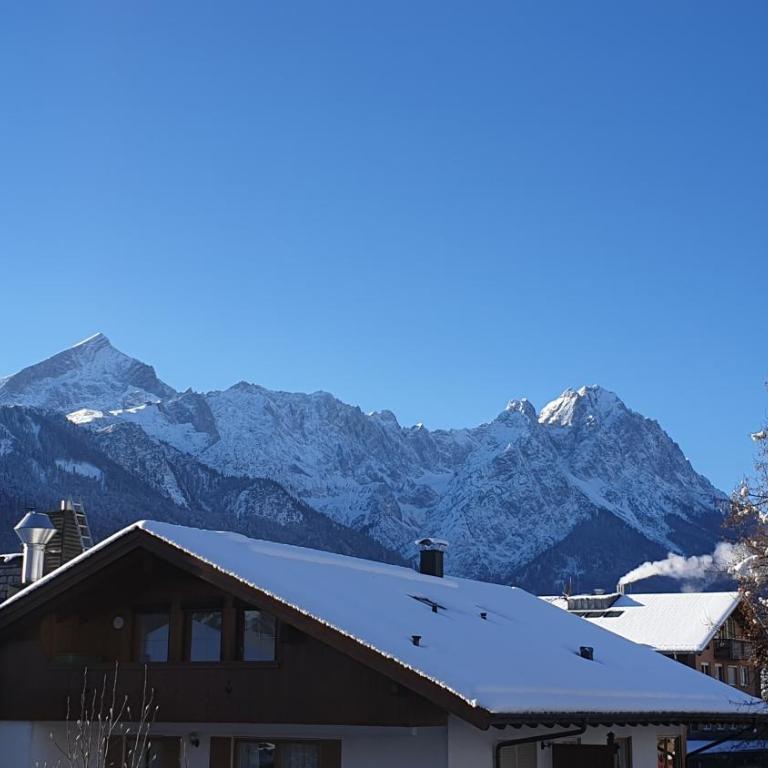 Bunter Hirsch Ferienwohnung im Garmischer Zentrum - Apartment mit 2 Schlafzimmern - 3