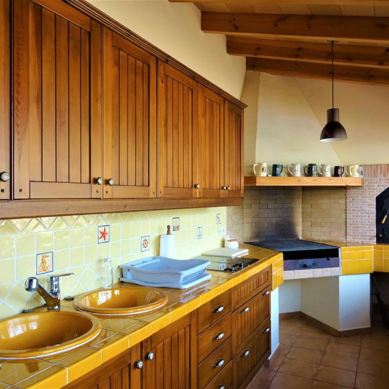 Villa with private pool and tennis court 150 metres from the sea-Villa el Olivo - Villa - 8
