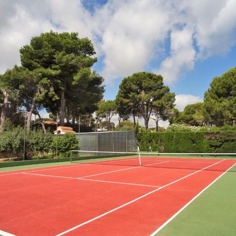 Villa with private pool and tennis court 150 metres from the sea-Villa el Olivo - Villa - 72