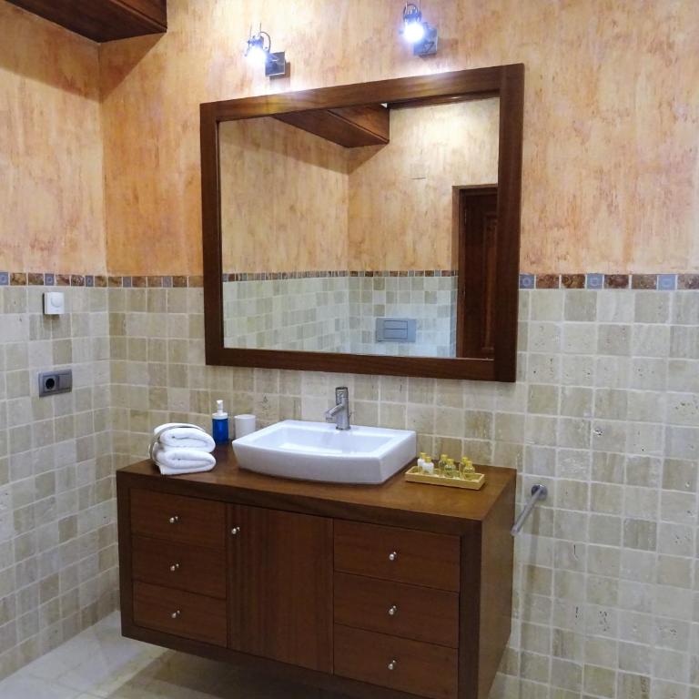 Villa with private pool and tennis court 150 metres from the sea-Villa el Olivo - Villa - 45