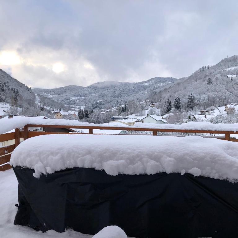 Chalet Privé avec Vue Panoramique sur les Montagnes & Proche LAC - Three-Bedroom Chalet - 50