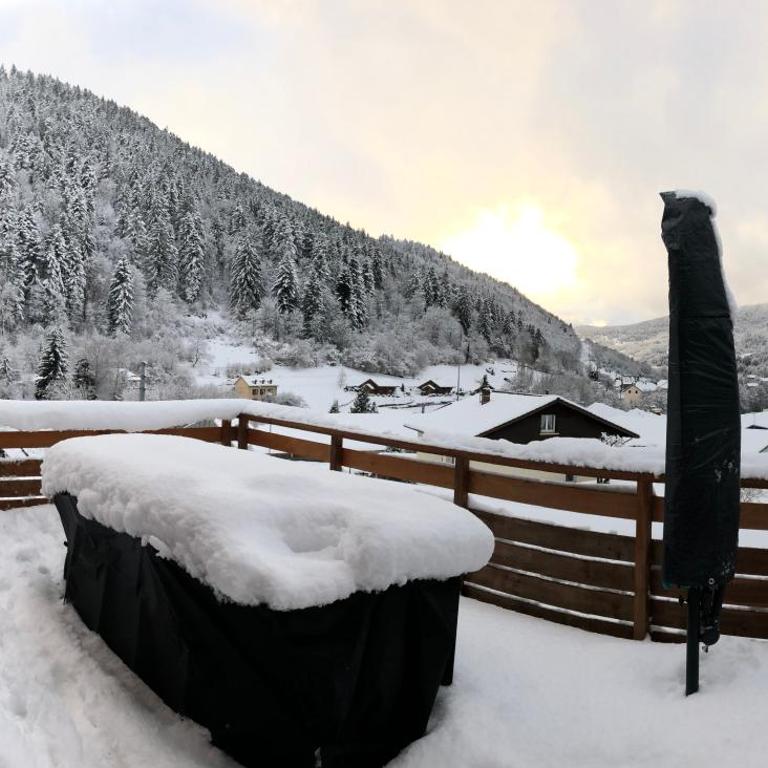 Chalet Privé avec Vue Panoramique sur les Montagnes & Proche LAC - Three-Bedroom Chalet - 48