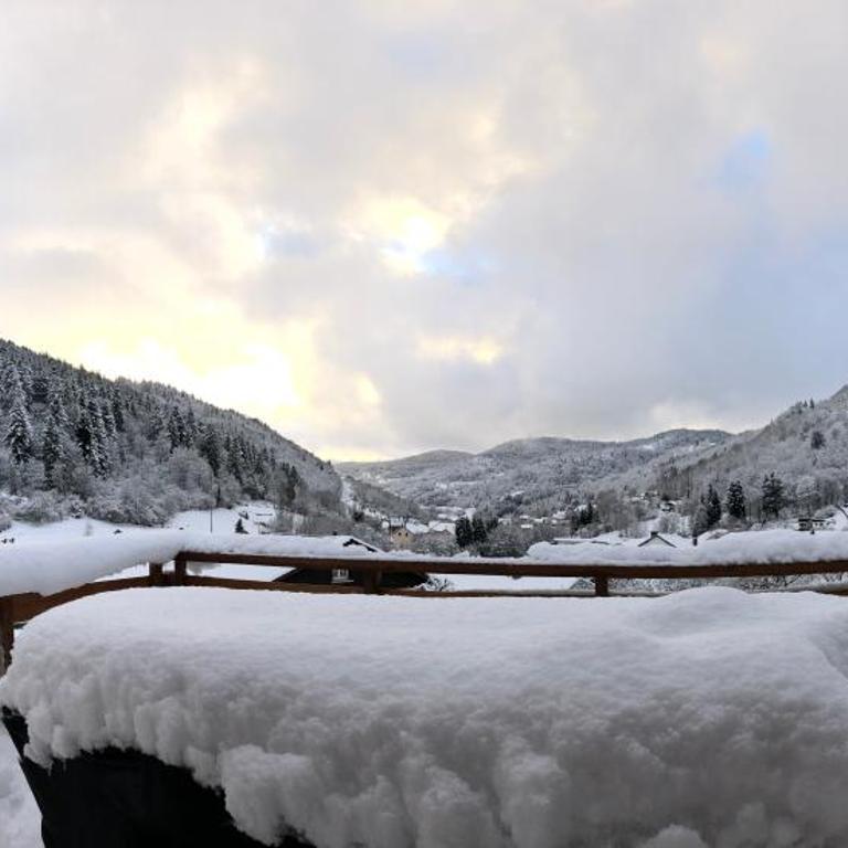 Chalet Privé avec Vue Panoramique sur les Montagnes & Proche LAC - Three-Bedroom Chalet - 49