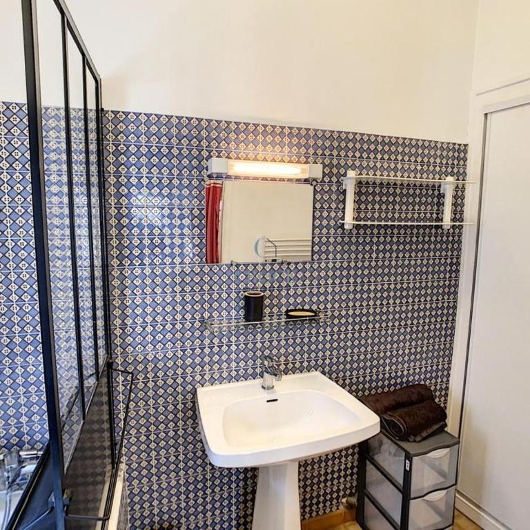 Petit cocon en plein centre historique d'Uzès - Place aux herbes en zone piétonnière - Chambre Double avec Salle de Bains Privative - 10