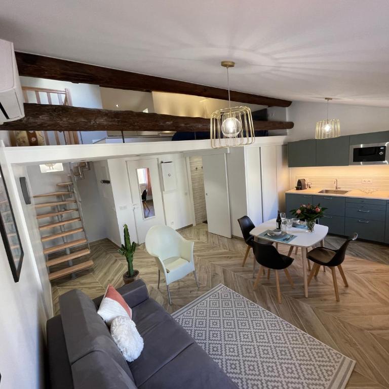 Nice Renting - MASSENA - LOFT - HEART of VIEIL ANTIBES - THE MARKET WITH SEA VIEW - Appartement 1 Chambre - 2
