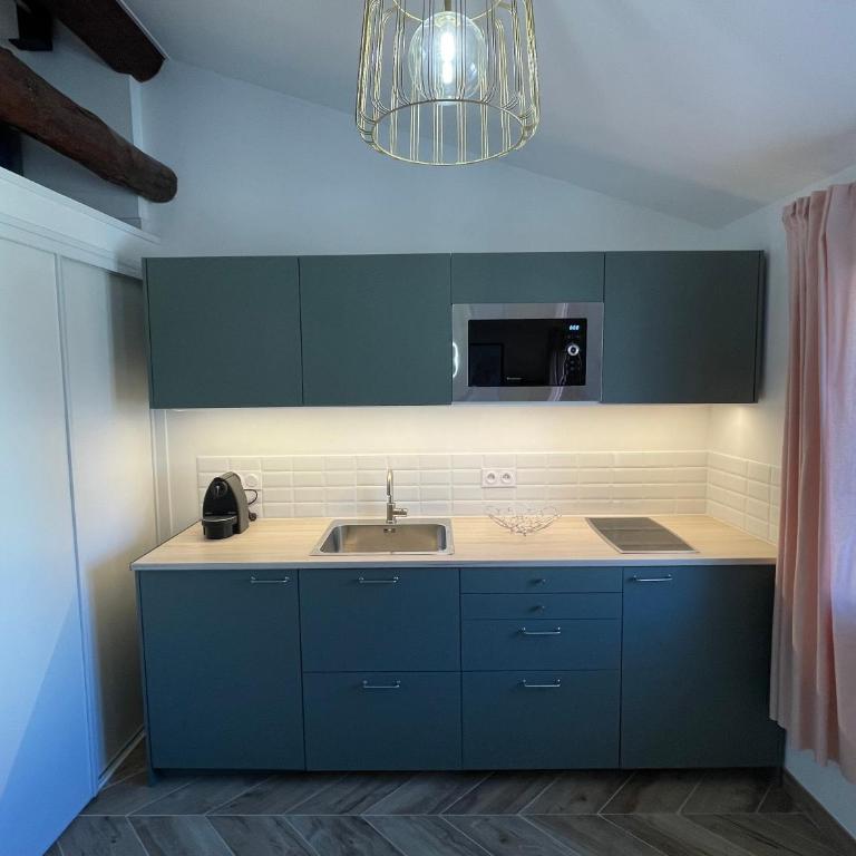 Nice Renting - MASSENA - LOFT - HEART of VIEIL ANTIBES - THE MARKET WITH SEA VIEW - Appartement 1 Chambre - 24