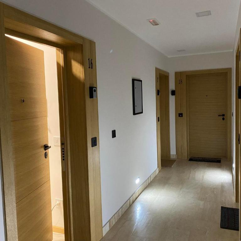 Jellenaa - Standard Studio - 26