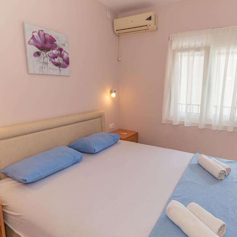 Apartments Vjera Petrovac - Studio with Sea View - 4