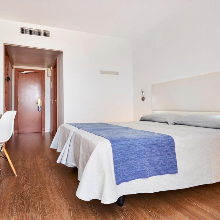 Globales Cala'n Bosch - Habitación Doble con vistas al mar (2 adultos + 1 niño) - 2