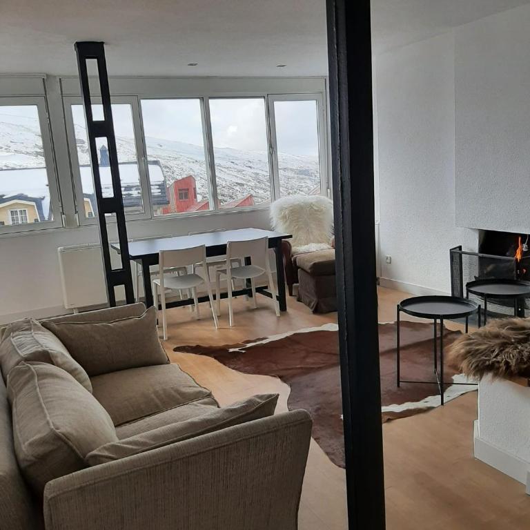 DunaSki - Top views from all rooms, 3 bd - 2 wc, 50m from slopes, fireplace, massive windows and sunlight! - Apartamento de 3 dormitorios - 2