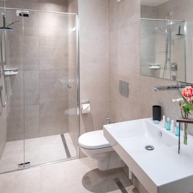 Emma Deluxe Aparthotel, Aircondition, ganzjährig beheizter Außenpool & Skibus direkt vor der Tür - Ferienwohnung mit 1 Schlafzimmer direkt am Pool - 4