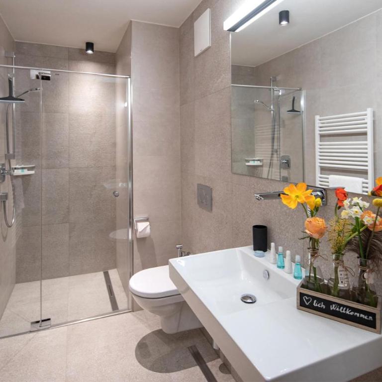 Emma Deluxe Aparthotel, Aircondition, ganzjährig beheizter Außenpool & Skibus direkt vor der Tür - Ferienwohnung mit 2 Schlafzimmern (6 Erwachsene) direkt am Pool - 2
