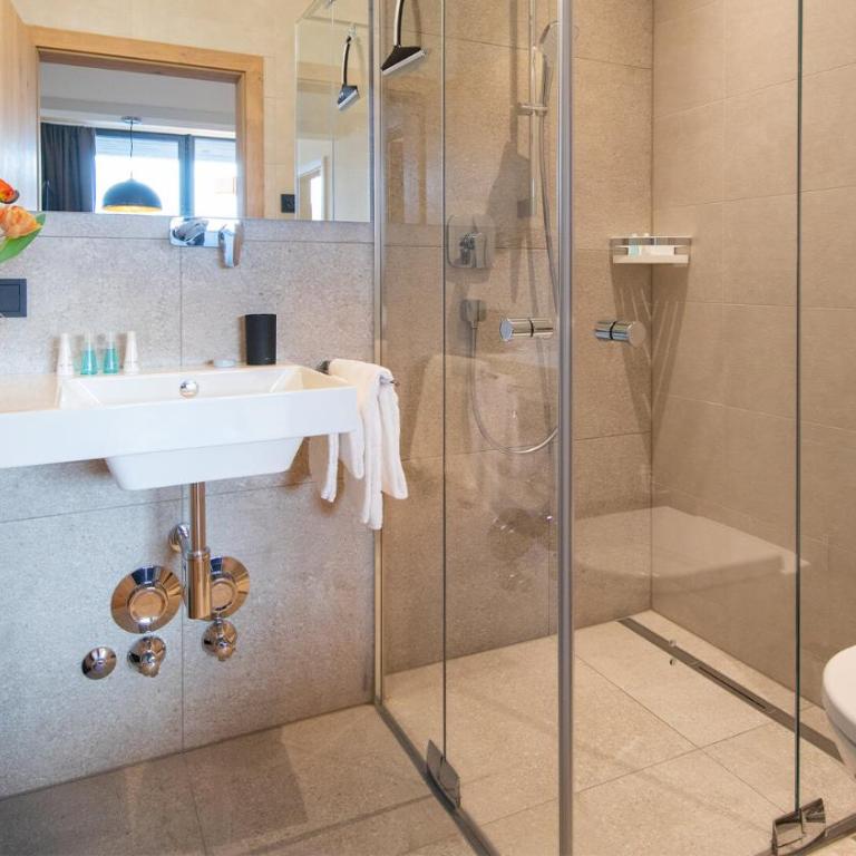 Emma Deluxe Aparthotel, Aircondition, ganzjährig beheizter Außenpool & Skibus direkt vor der Tür - Apartment mit 2 Schlafzimmern (4 Erwachsene) - 1
