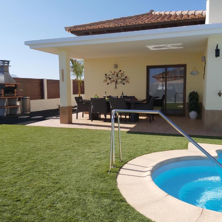 Villa Thais, private heated pool, ideal for your holidays in Caleta de Fuste - Three-Bedroom Villa - 2