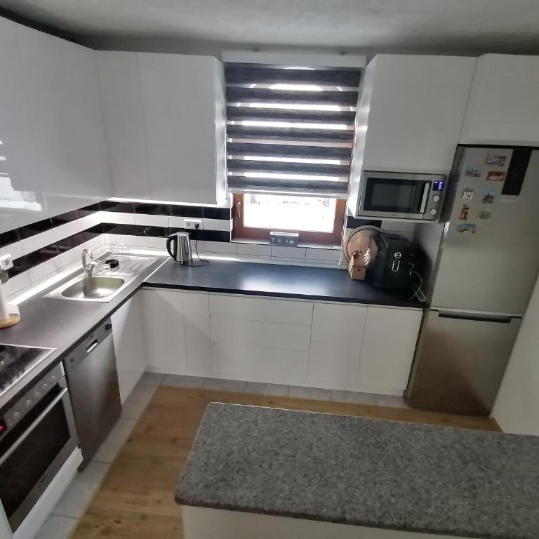 Garden Blue Sarajevo - free Parking - Deluxe Apartment - 17