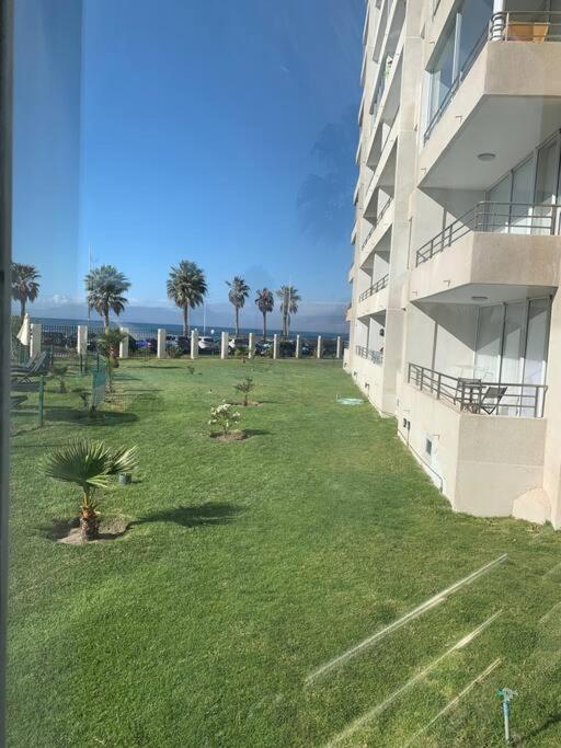 Primera línea frente al mar, con gran piscina. - Apartamento de 2 dormitorios - 19