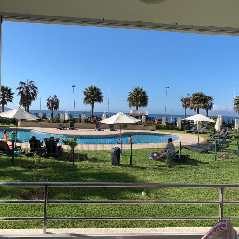 Primera línea frente al mar, con gran piscina. - Apartamento de 2 dormitorios - 17