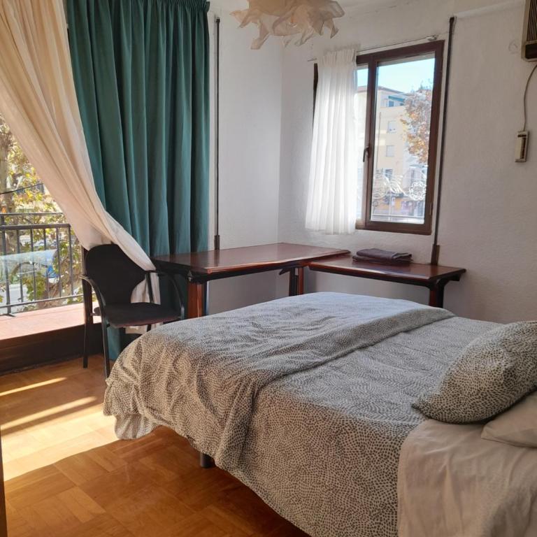 NO FIESTAS, 5 DORMITORIOS Solo familias, parejas o trabajo PARKING Público Gratis a 300m - Apartamento - 19