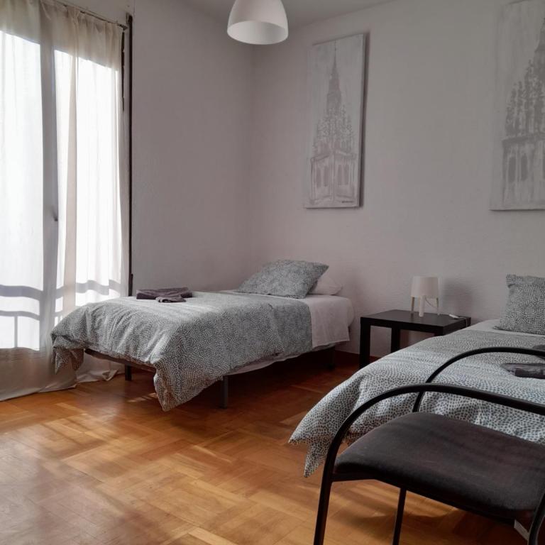 NO FIESTAS, 5 DORMITORIOS Solo familias, parejas o trabajo PARKING Público Gratis a 300m - Apartamento - 23