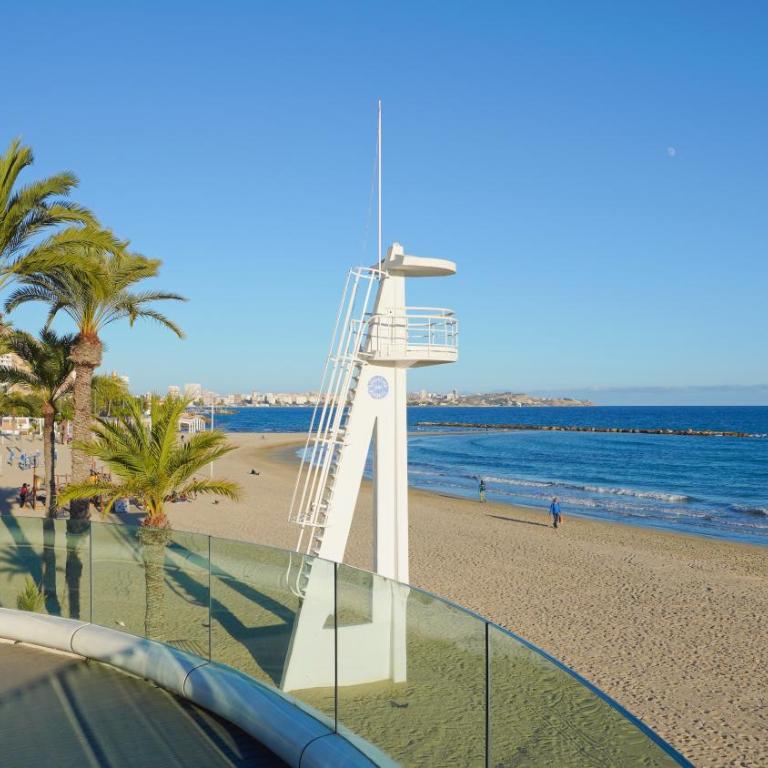 Stylish & Spacious Family Apartment Near Beach & Vibrant Historic Market - Apartment - 41