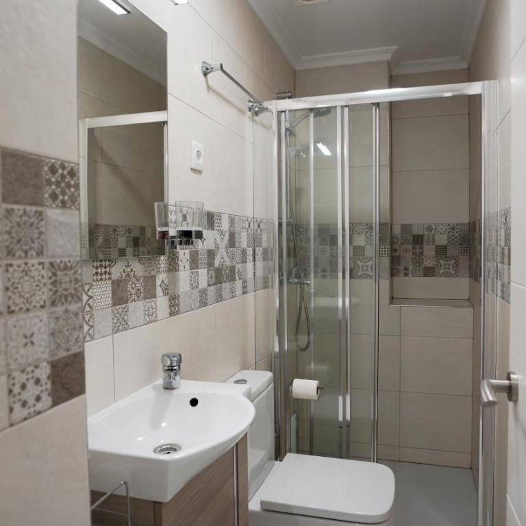 Stylish & Spacious Family Apartment Near Beach & Vibrant Historic Market - Apartment - 22