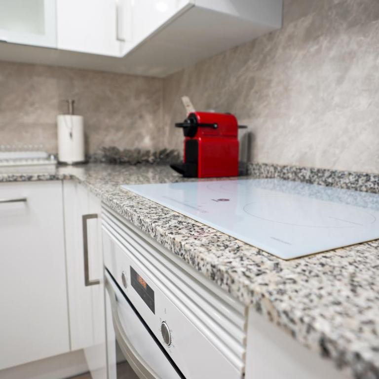 Stylish & Spacious Family Apartment Near Beach & Vibrant Historic Market - Apartment - 15