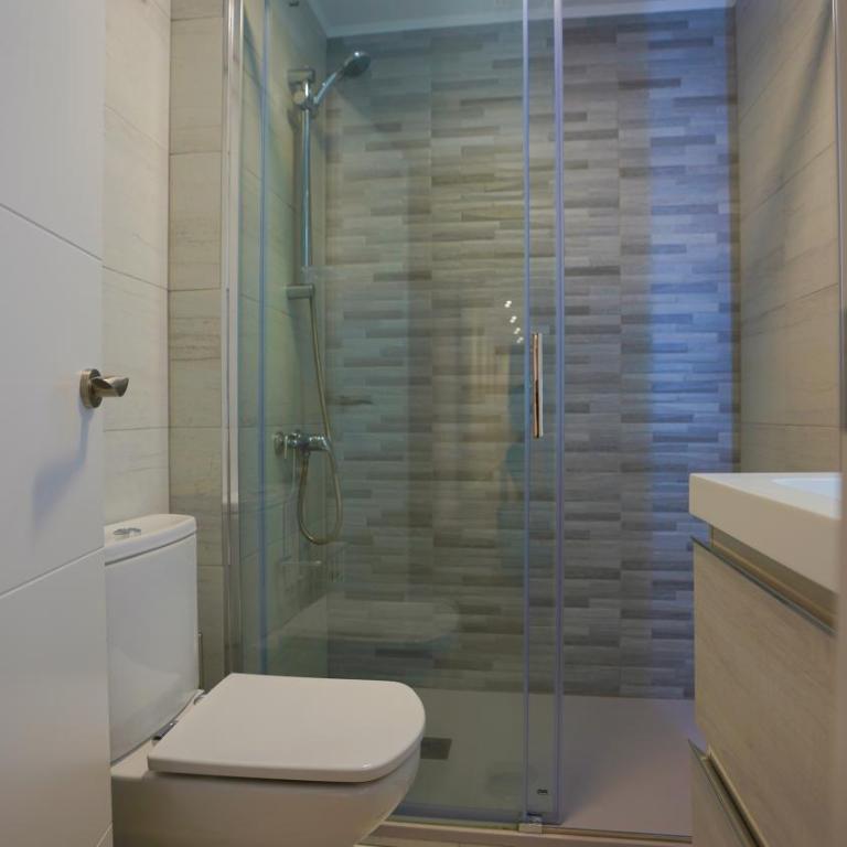 Stylish & Spacious Family Apartment Near Beach & Vibrant Historic Market - Apartment - 24
