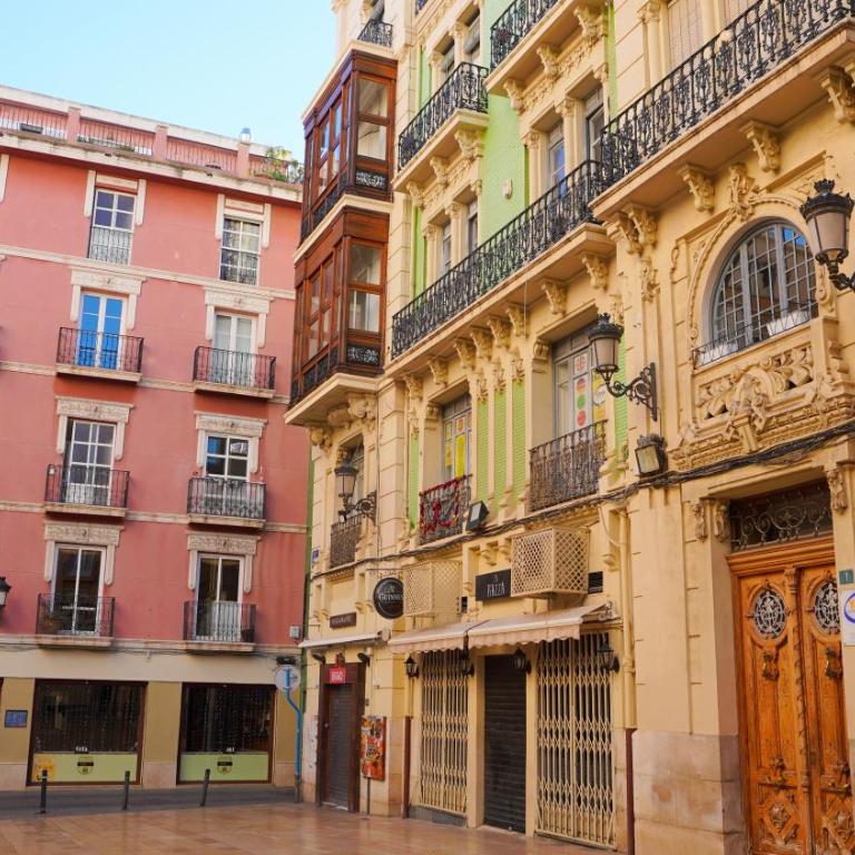 Stylish & Spacious Family Apartment Near Beach & Vibrant Historic Market - Apartment - 38