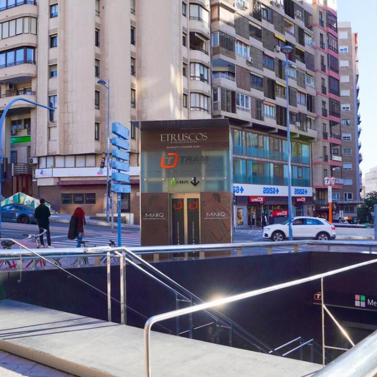 Stylish & Spacious Family Apartment Near Beach & Vibrant Historic Market - Apartment - 28