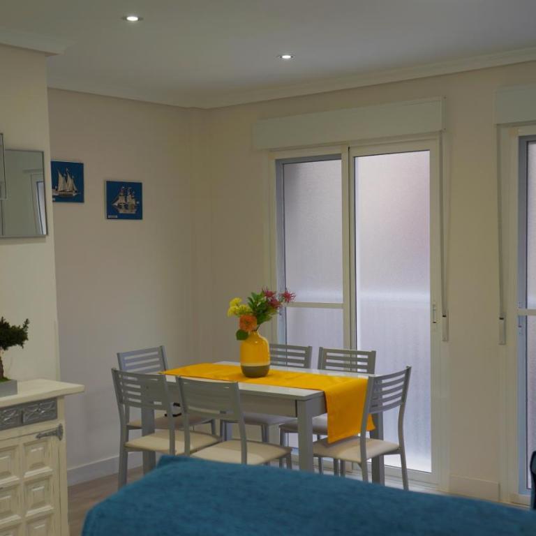 Stylish & Spacious Family Apartment Near Beach & Vibrant Historic Market - Apartment - 8