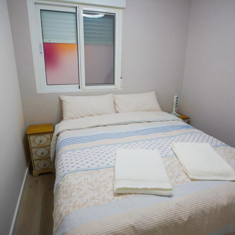 Stylish & Spacious Family Apartment Near Beach & Vibrant Historic Market - Apartment - 11