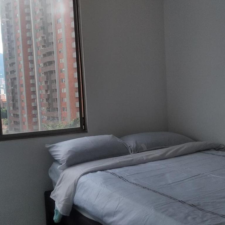 Apartamento amoblado Medellin en los colores Laureles - Three-Bedroom Apartment - 8