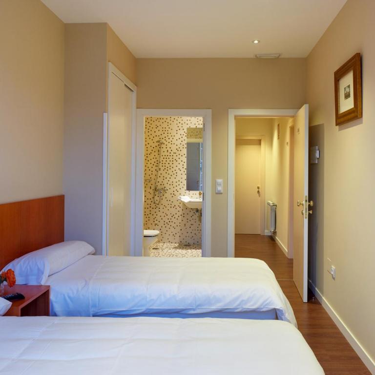 Hotel Montes - Twin Room - 4