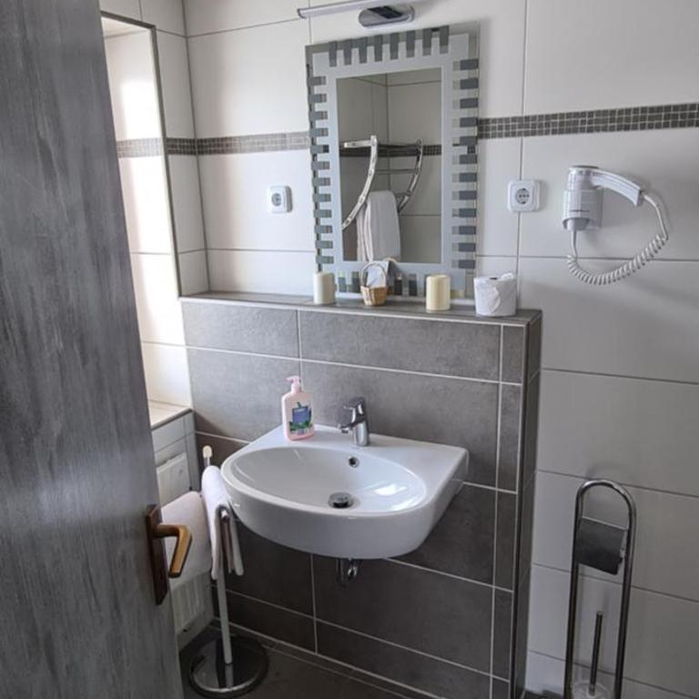 Hotel Anneliese - Doppelzimmer mit Bergblick - 4